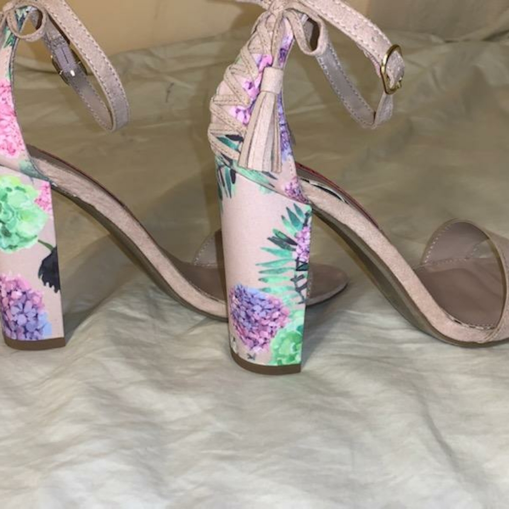 EUC Betsey Johnson Rallo nude with flower Print Sandals